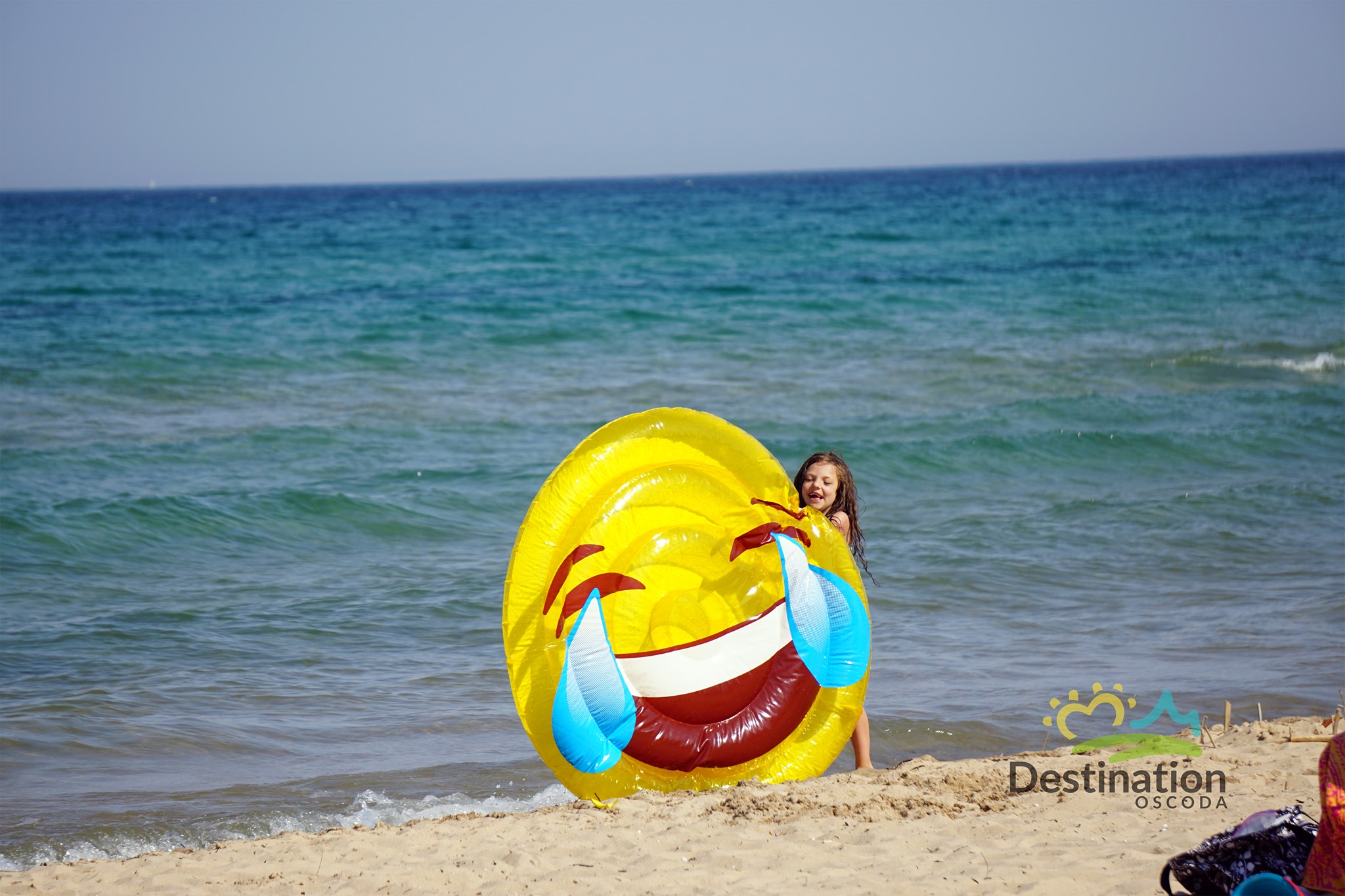 Lifesize Smile — a wind-battle with a giant laughing float on Oscoda Beach (Lary Holland)